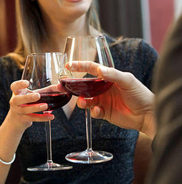 Qual è la giusta impugnatura del bicchiere di vino?
