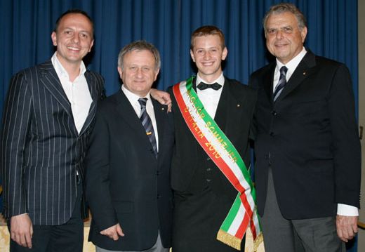 Il vincitore Matteo Ghiringhelli con i tre migliori sommelier del mondo italiani: da sinistra, Enrico Bernardo (2004), Giuseppe Vaccarini (1978) e Piero Sattanino (1971)