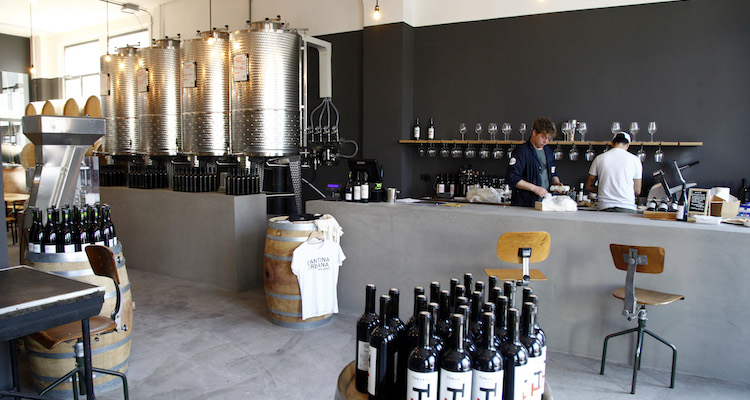 Cantina Urbana, a Milano è arrivato il vino in città