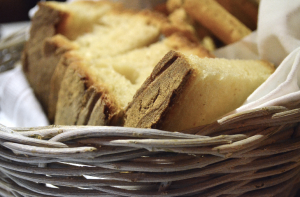 il pane cotto nell'antico forno a paglia