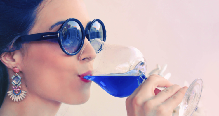 Neanche il vino blu salverà il più “mentalmente chiuso” dei settori produttivi