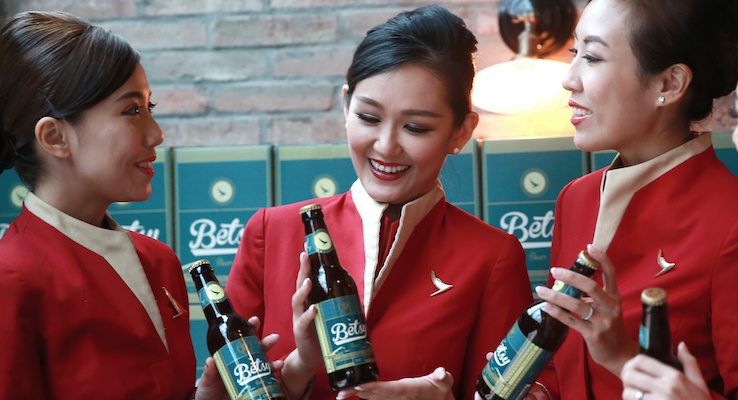 Betsy Beer | Qualcuno ha inventato la birra buona anche a 10.000 metri di altezza ed è la compagnia aerea Cathay Pacific