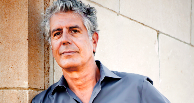 Anthony Bourdain è morto. È stato il primo a raccontare la cucina di ristorante senza filtri