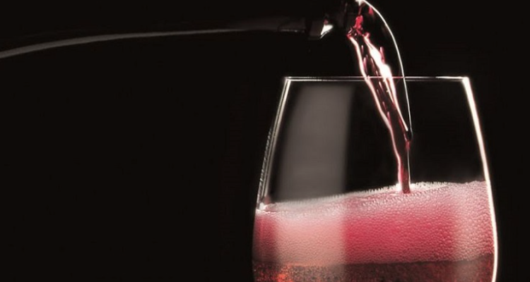 Titoli che fanno male: “Lambrusco contro champagne: presto il sorpasso”