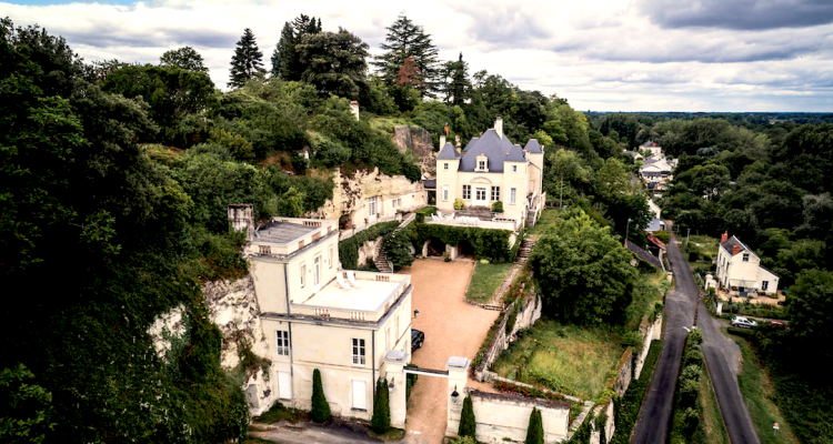 “Mi raccomando, chiedetele di aprirvi quello che volete e vi prego, assaggiate tutto!” (Château de Targé)