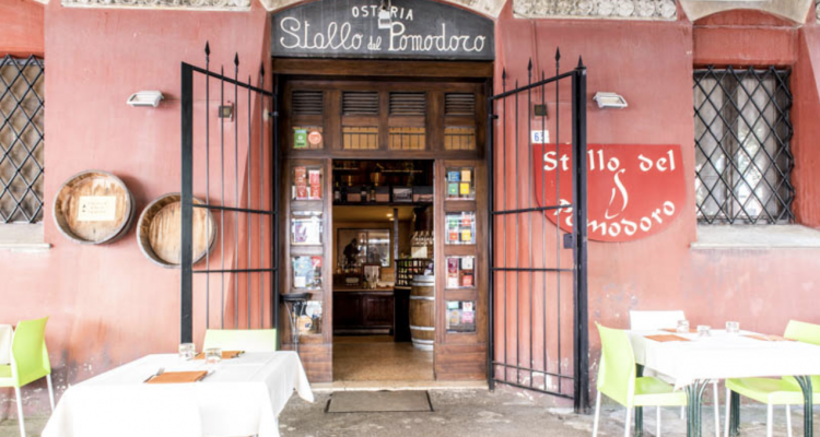 Trova qualcuno che ti guardi come io guardo la carta dei vini di Nunzio allo Stallo del Pomodoro (Modena)