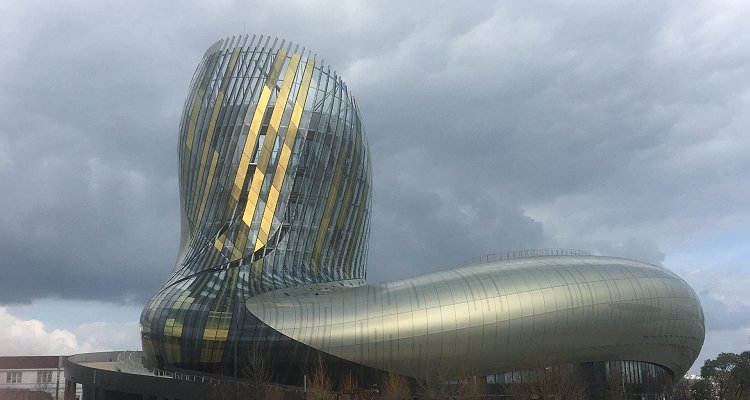 La Cité du Vin a Bordeaux vista da dentro. I francesi ce l’hanno fatta, e noi invece…