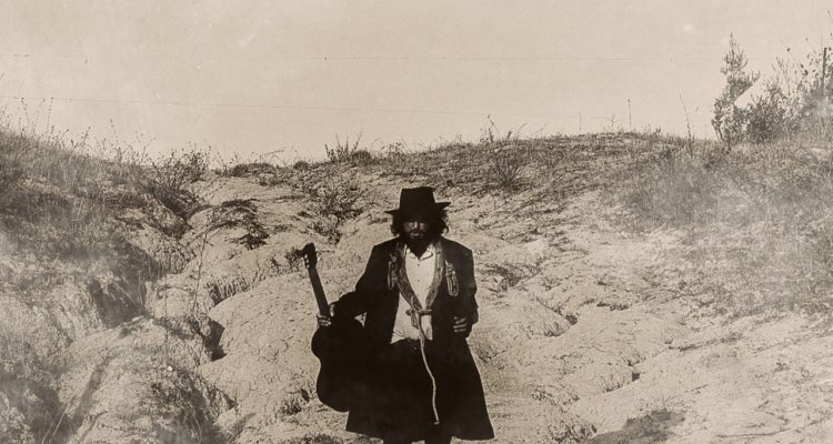 Il 6 maggio esce il nuovo album di Vinicio Capossela. C’è un vino con cui ascoltarlo (il Poliphemo 2008 di Luigi Tecce)