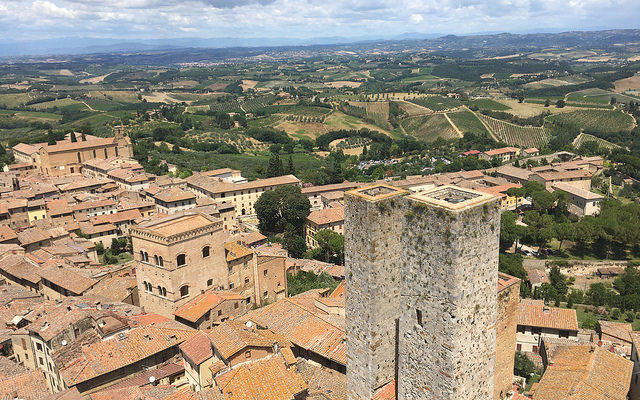 Vernaccia di San Gimignano: la storia (video) di come bevevano i ricchi e potenti del Medioevo